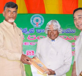 Former President of India, Dr APJ Abdul Kalam; Andhra Pradesh Chief Minister Mr N Chandrababu Naidu,
and ICRISAT Director General Dr William Dar, launching the Strategy Paper for ‘Mission on Primary Sector’.