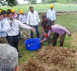 Trainees-learning-about-composting-of-agri-wastes.