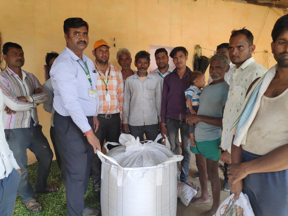 Scientists of ICAR-IGFRI, Jhansi demonstrate silage production to the farmers ©ICAR-IGFRI