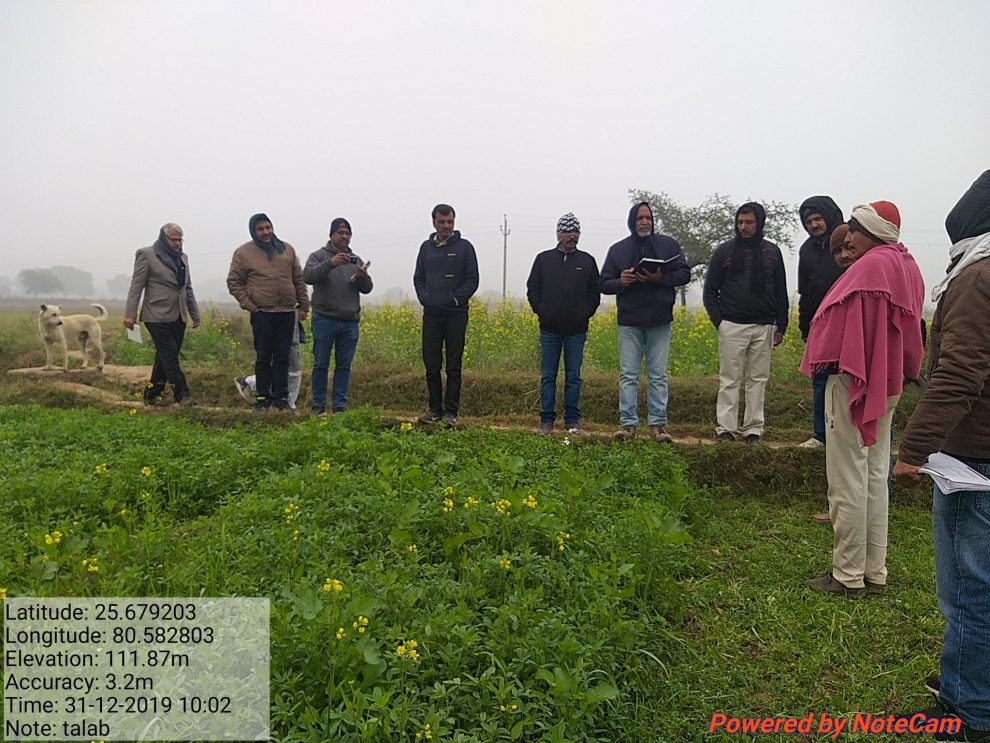 Experts from BHU, Varanasi, interact with farmer about Berseem fodder ©ICRISAT