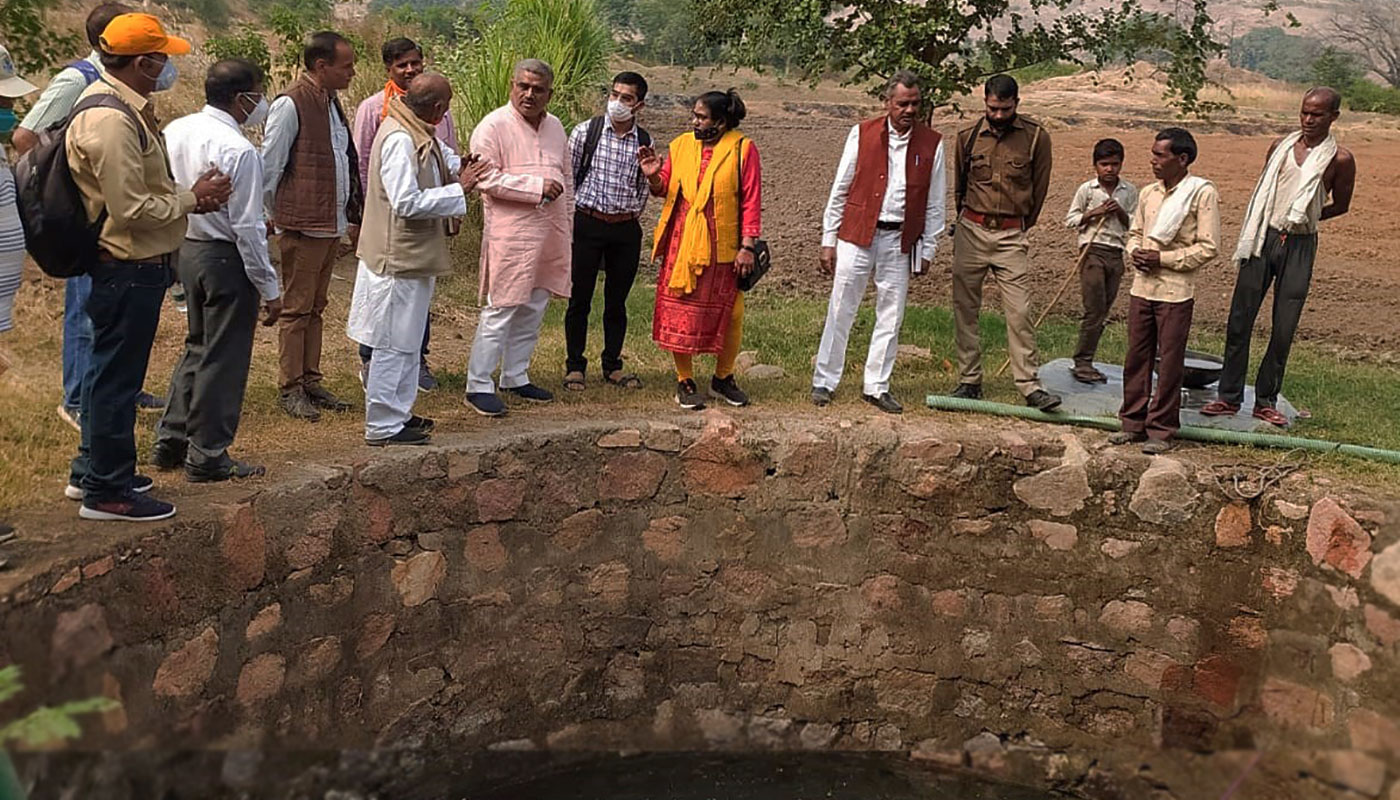 Delegates witnessing the increased groundwater level in the open well at Pura Birdha village, Lalitpur, Uttar Pradesh. Photo: S Kumar, ICRISAT