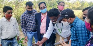 Demonstration of Plantix App in Singari village, Rayagada district. Photo: ICRISAT Development Center