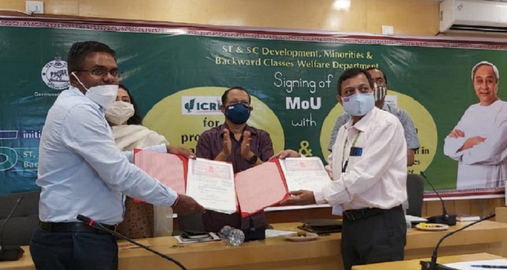 Left to right (behind): Ms Ranjana Chopra, Principal Secretary, ST & SC Development, Odisha Government; Mr PK Jena, Development Commissioner and Additional Chief Secretary, Odisha Government; and Dr AB Ota, Special Secretary and Director ST & SC Research and Training Institute, Odisha Government. Left to right (Front): Mr P Arthanari, Project Director, OPELIP; and Dr PK Mishra, who represented ICRISAT. Photo: KH Anantha, ICRISAT